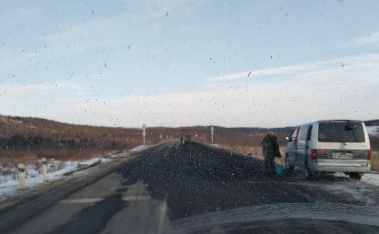 Углем засыпало дорогу у железнодорожного переезда в районе Пугачево
