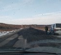 Углем засыпало дорогу у железнодорожного переезда в районе Пугачево