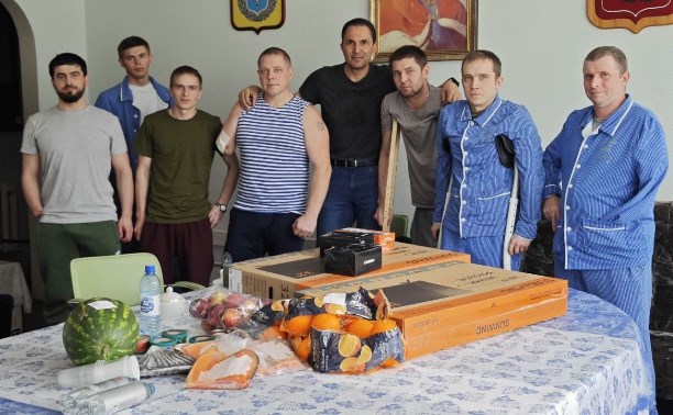 Сенатор Андрей Хапочкин навестил раненых бойцов СВО в московском госпитале