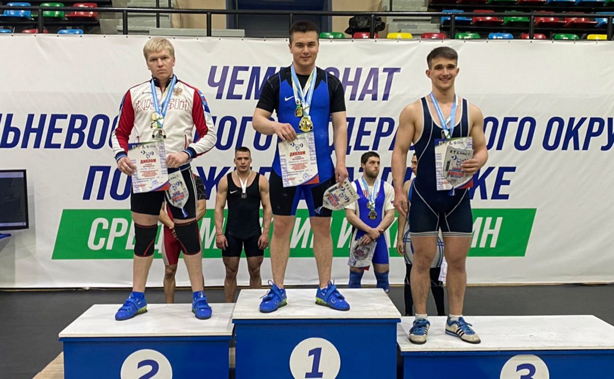 Сахалинские тяжелоатлеты завоевали семь медалей на чемпионате ДФО