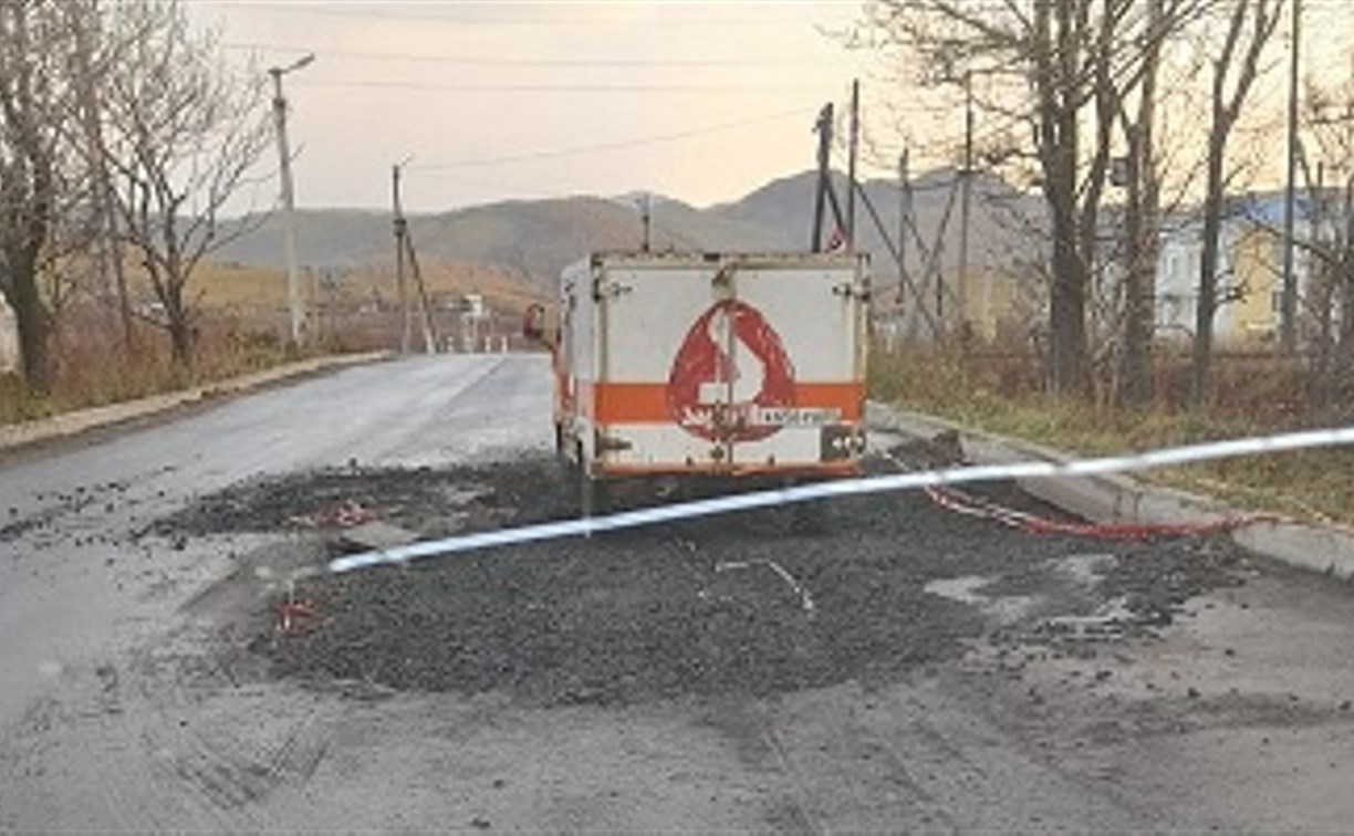 Машины застревают в ямах после ремонта водопровода в Чехове