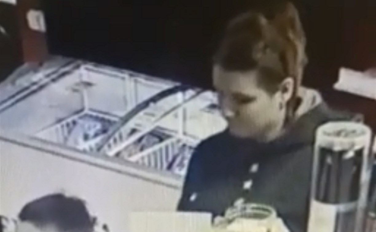 Покупатель в пивном магазине в Южно-Сахалинске умыкнул телефон продавца