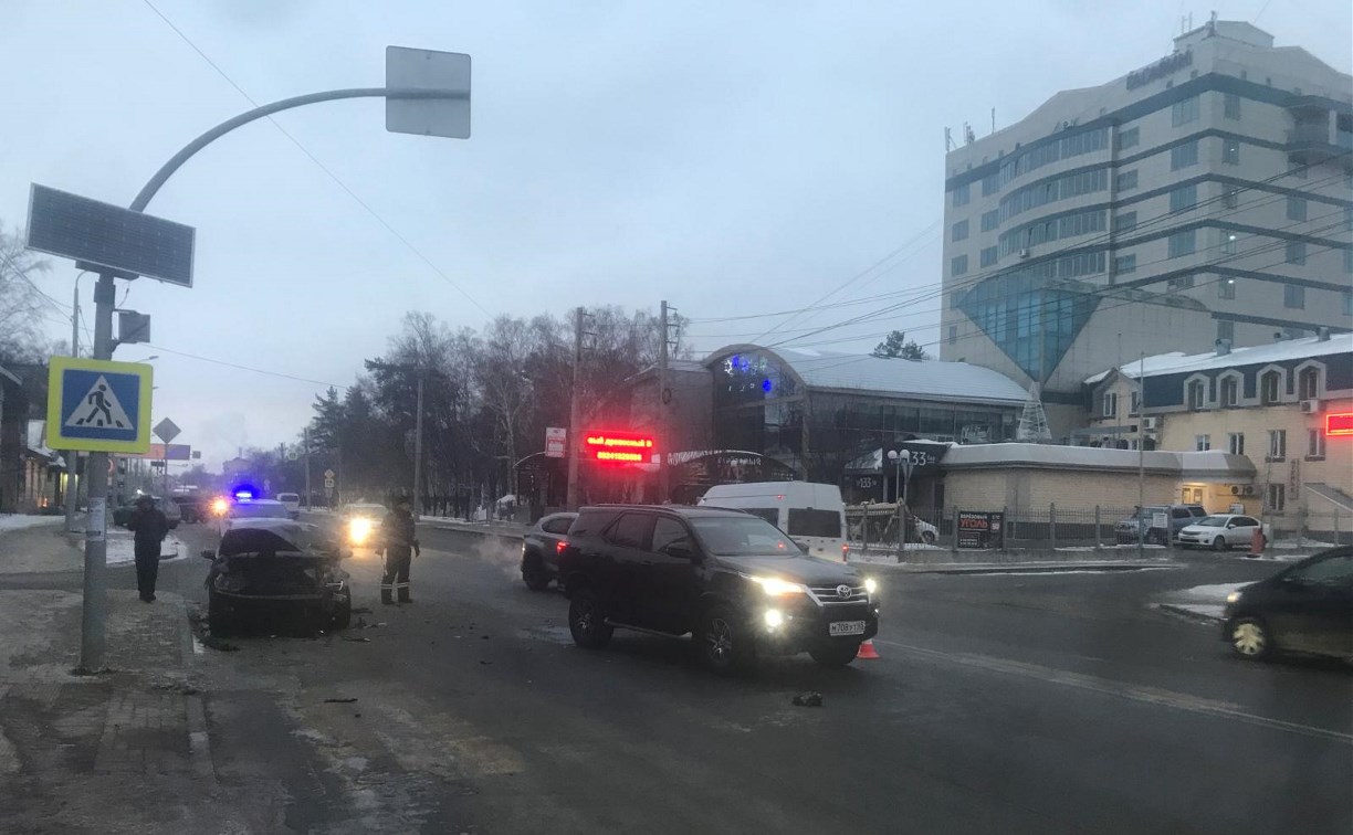 Очевидцев столкновения Volkswagen Passat и Toyota Fortuner ищут в Южно-Сахалинске