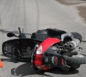 Очевидцы: в Южно-Сахалинске столкнулись универсал и скутер