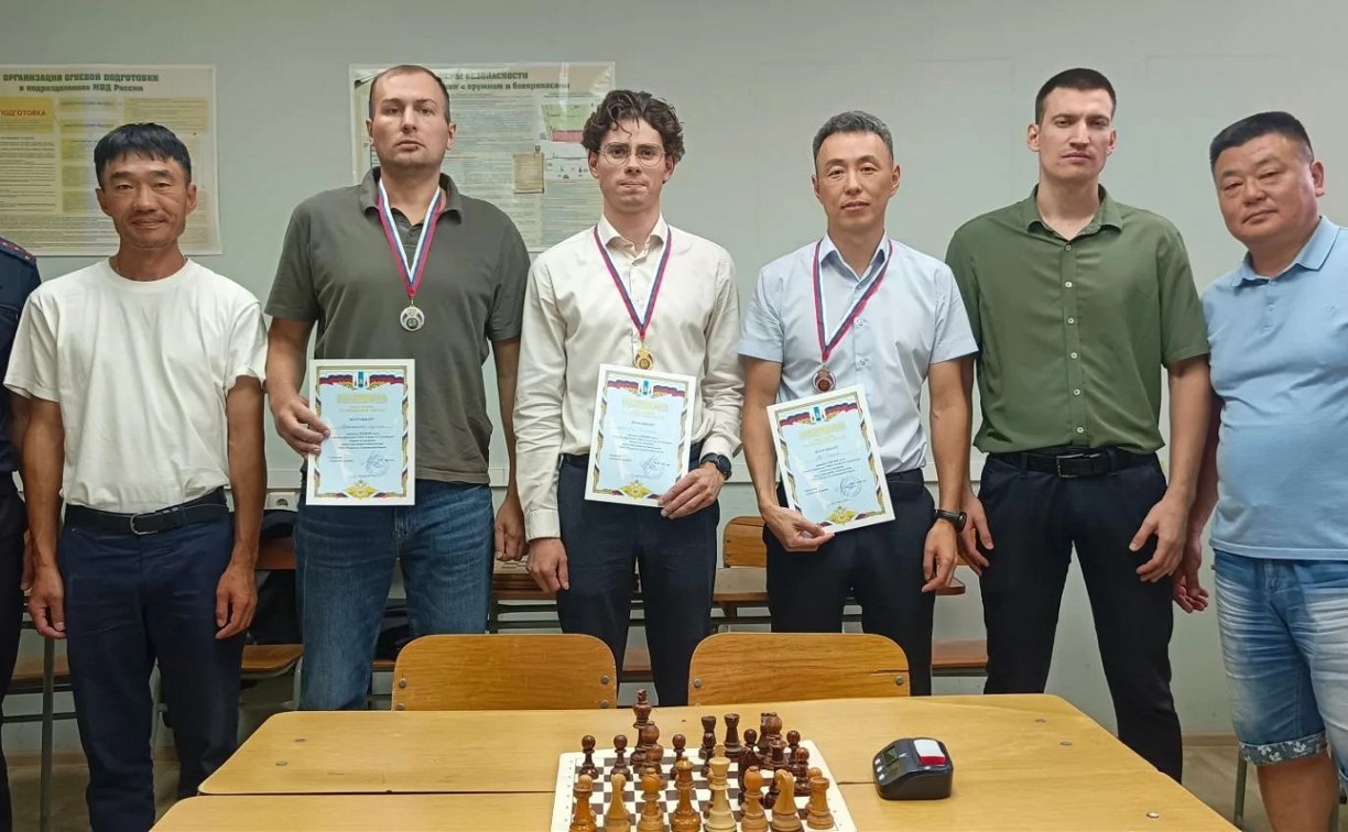 Сильнейших шахматистов определили среди сахалинских полицейских
