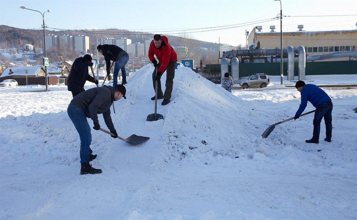 В 17-м микрорайоне Южно-Сахалинска активисты обустроили снежную горку
