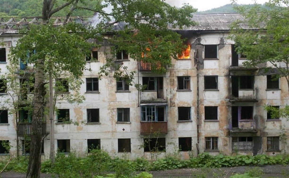 В Быкове произошел пожар в расселенном доме - Новости Сахалинской области.  Происшествия - astv.ru