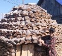 Житель сахалинского села складывает дрова особым стилем - люди съезжаются на фотосессию