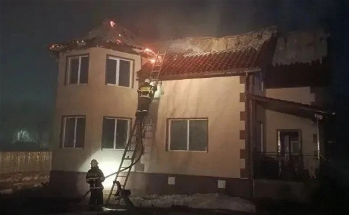 60 тонн воды потребовалось огнеборцам на Сахалине, чтобы залить пожар в 90 квадратов 