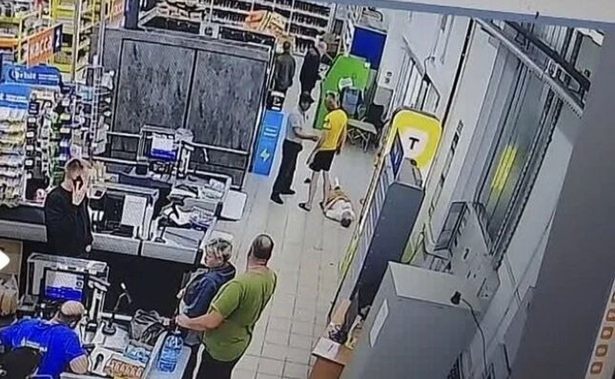 На Камчатке мужчина жестоко избил жену в магазине