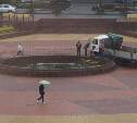 В Корсакове ищут вандалов, забросивших скамейку в городской фонтан
