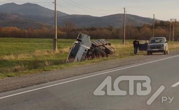 Появилось видео слетевшего с сахалинской трассы КамАЗа