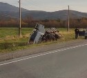Появилось видео слетевшего с сахалинской трассы КамАЗа