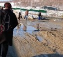 Южносахалинцы жалуются на утопающую в грязи дорожку в районе "Уюна": какие меры принимают