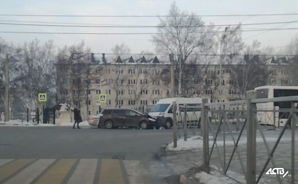 Два ДТП с участием рейсовых автобусов произошли за утро в Южно-Сахалинске