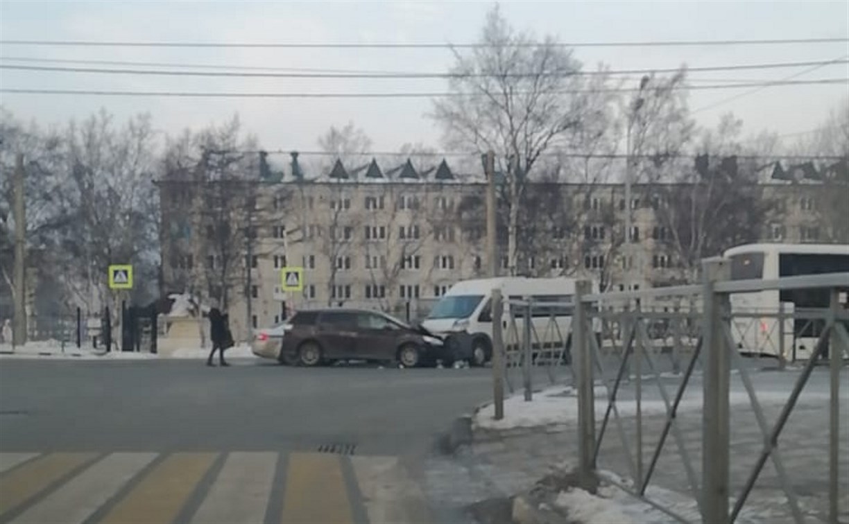 Два ДТП с участием рейсовых автобусов произошли за утро в Южно-Сахалинске