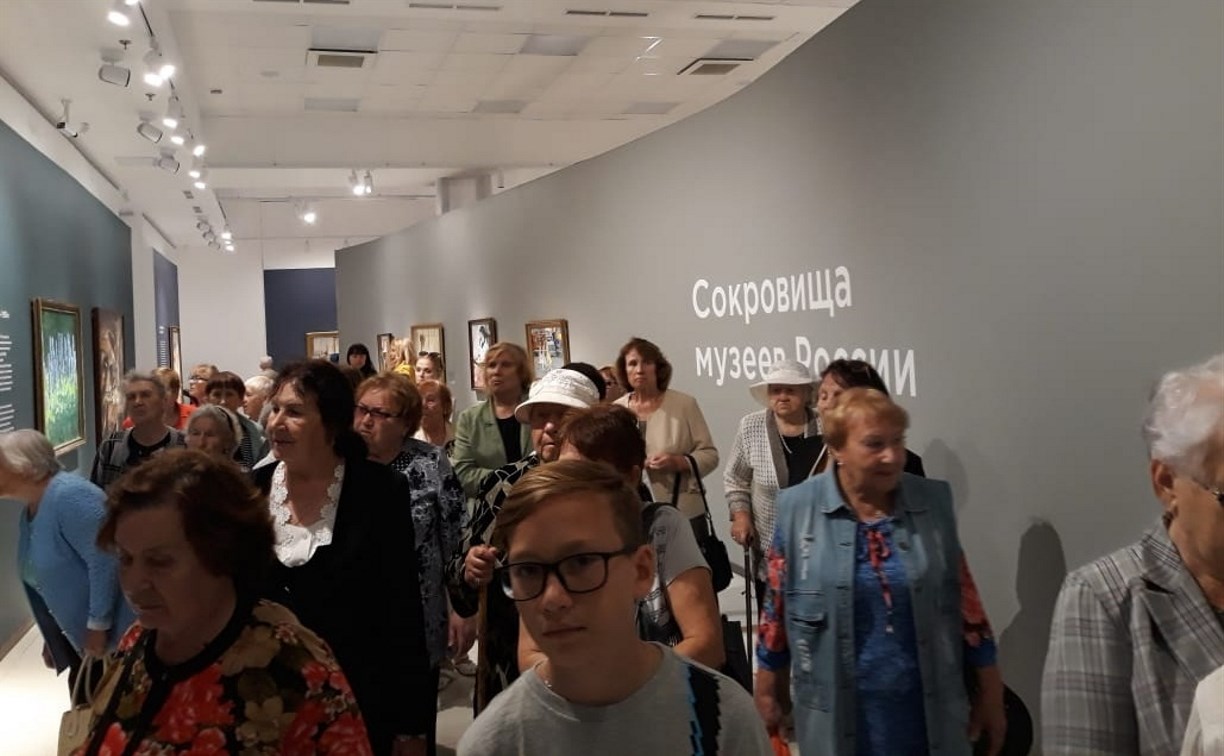 Клуб «Старшее поколение» из Троицкого побывал на выставке «Сокровища музеев России»
