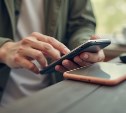 Сахалинец переставил симку с найденного телефона в свой и украл деньги с чужого счёта