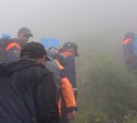 Сильный ветер, туман и дождь мешали сахалинским спасателям подняться на хребет Жданко