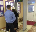 Бегающие через турникеты дети могут засыпать сахалинских родителей SMS из школы