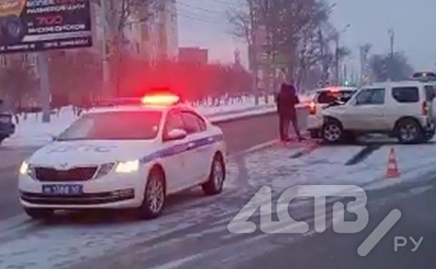 ДТП в Южно-Сахалинске: разбитые машины стоят напротив областной больницы