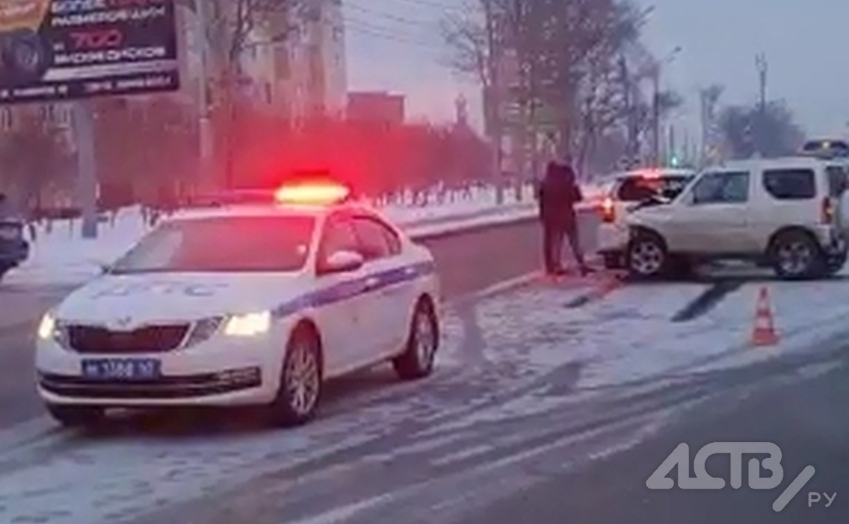 ДТП в Южно-Сахалинске: разбитые машины стоят напротив областной больницы -  Новости Сахалинской области. Происшествия - astv.ru