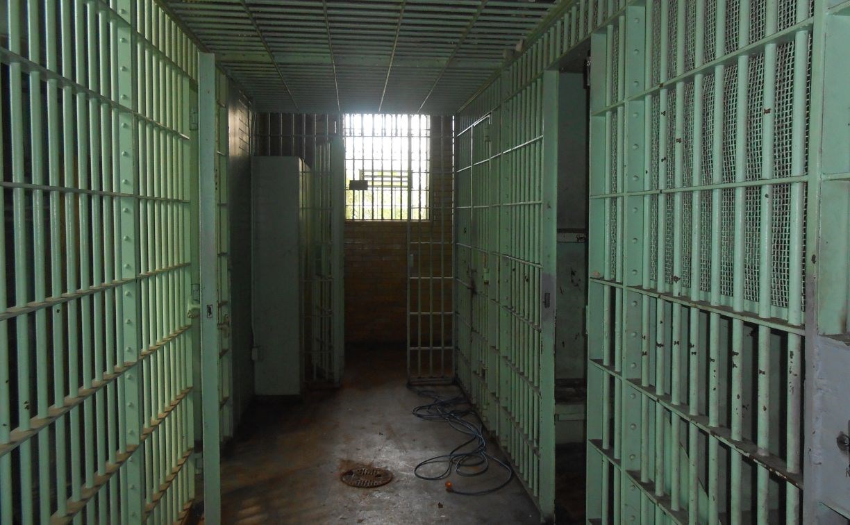 Вёл переписку из тюрьмы: сахалинцу предъявили обвинение в 25 эпизодах мошенничества