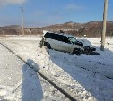 Большегруз и легковушка влетели под поезд: статистика ДТП на сахалинской железной дороге за 2 месяца