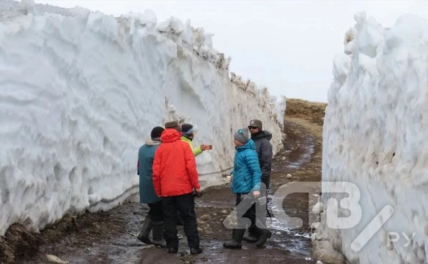 Туристы из Австралии пришли в восторг от гигантского снежного "тоннеля" на Северных Курилах