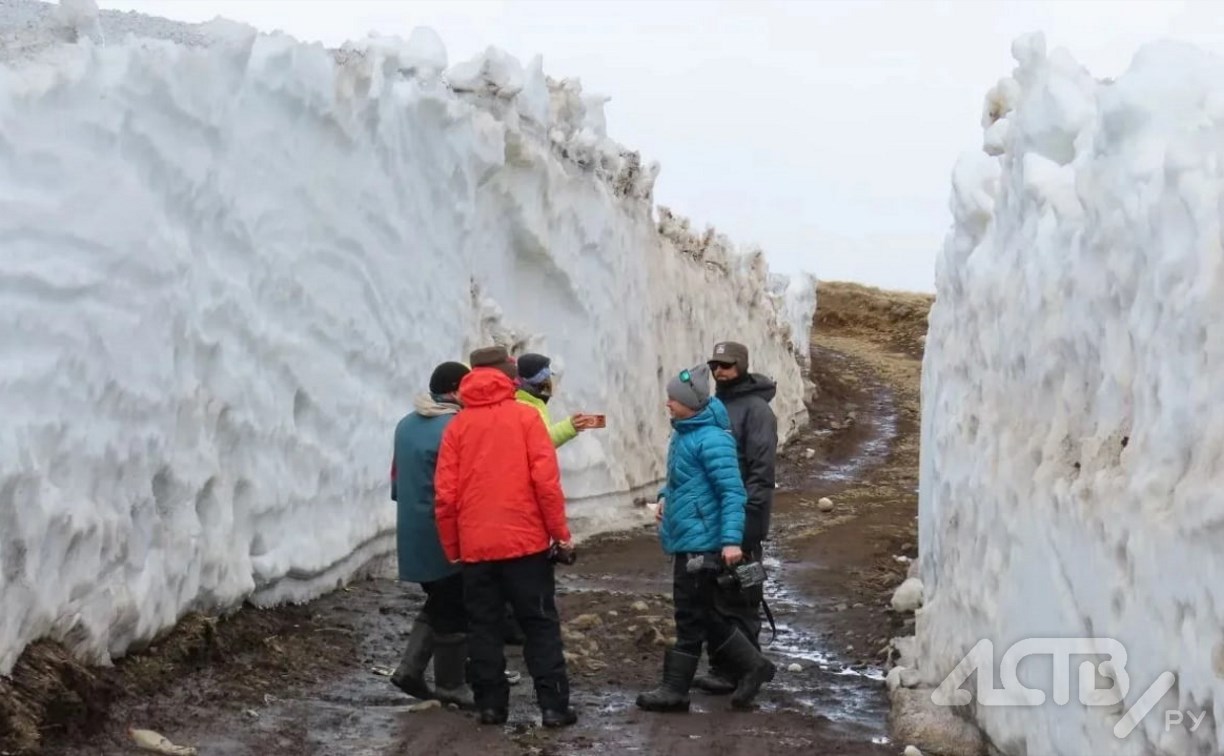 Туристы из Австралии пришли в восторг от гигантского снежного "тоннеля" на Северных Курилах