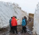 Туристы из Австралии пришли в восторг от гигантского снежного "тоннеля" на Северных Курилах