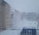 Сошедшая с крыши многоэтажки лавина попала на видео в Южно-Сахалинске