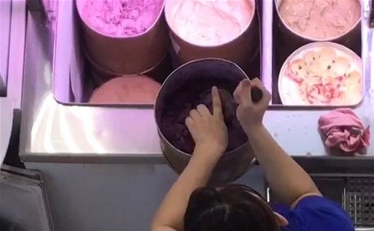 В сахалинском ТЦ продавец залезла грязной губкой в ведро с мороженым