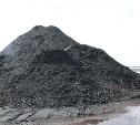 Угольная пыль с открытого склада, расположенного на причале порта Невельска, разносится по центру города