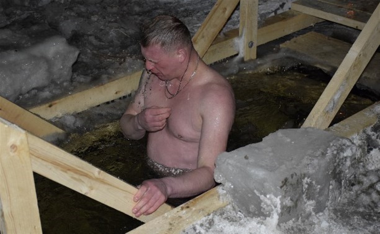 Сахалинским и курильским военным запретили на Крещение купания в проруби