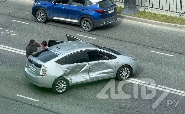 Toyota Land Cruiser и Toyota Prius "встретились" в Южно-Сахалинске