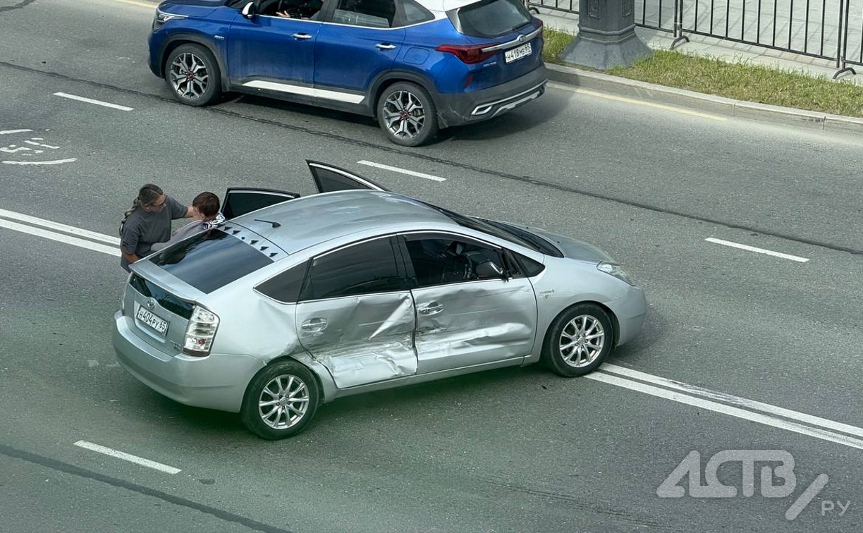 Toyota Land Cruiser и Toyota Prius "встретились" в Южно-Сахалинске