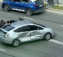 Toyota Land Cruiser и Toyota Prius "встретились" в Южно-Сахалинске