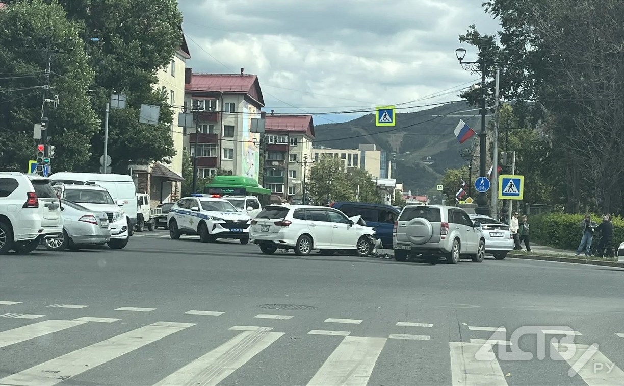Три автомобиля столкнулись на перекрестке в Южно-Сахалинске