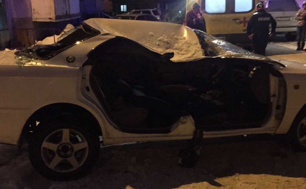 При падении глыбы снега на автомобиль такси в Южно-Сахалинске пострадал мужчина