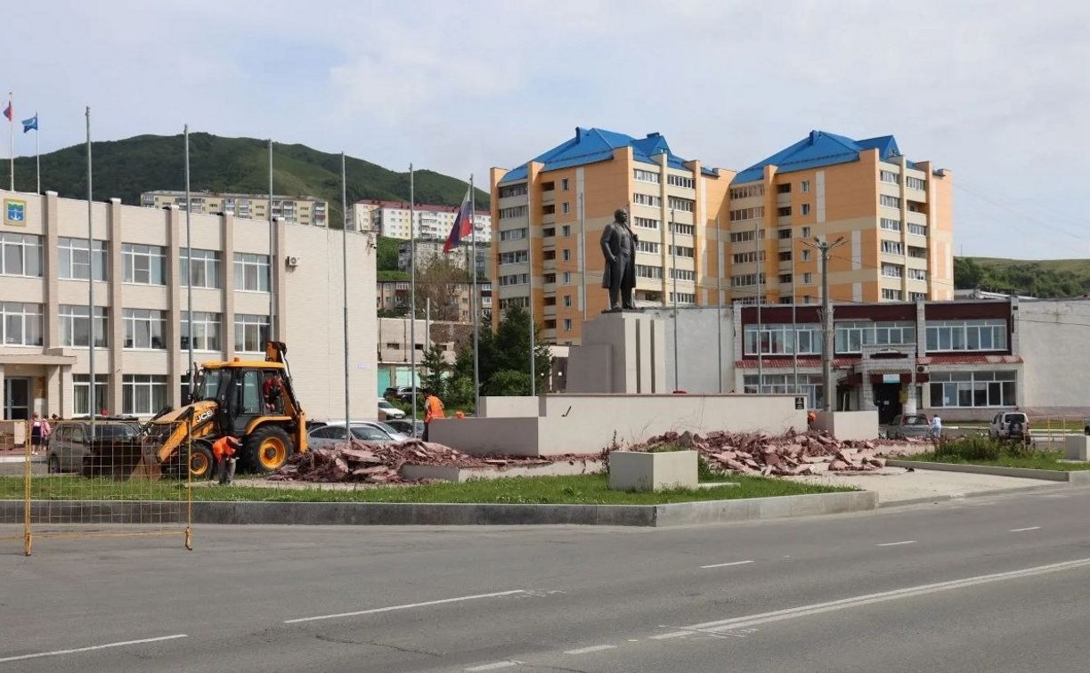 В Холмске после ремонта треснул красный бетон на памятнике Ленину 