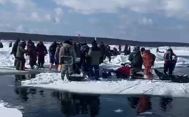Крики, суета и снегоходы: как сахалинские рыбаки спасаются с оторвавшейся льдины