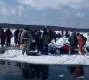 Крики, суета и снегоходы: как сахалинские рыбаки спасаются с оторвавшейся льдины