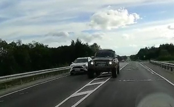 Любитель опасной езды на Nissan Safari на Сахалине во время обгона разбил зеркало у Subaru Forester