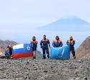 Сахалинские спасатели МЧС покорили действующий вулкан Эбеко