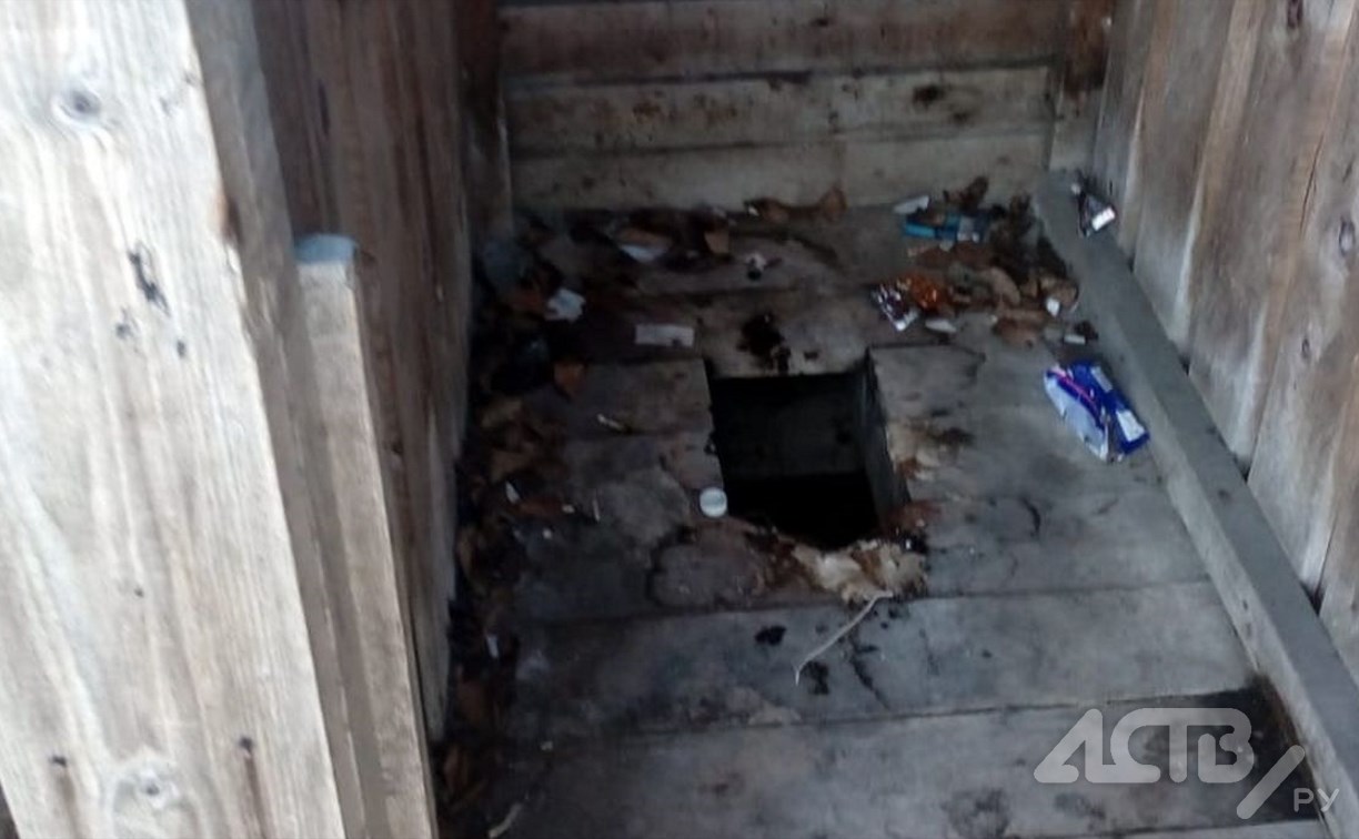 Туалет на центральной улице в Смирных наводит ужас на жителей
