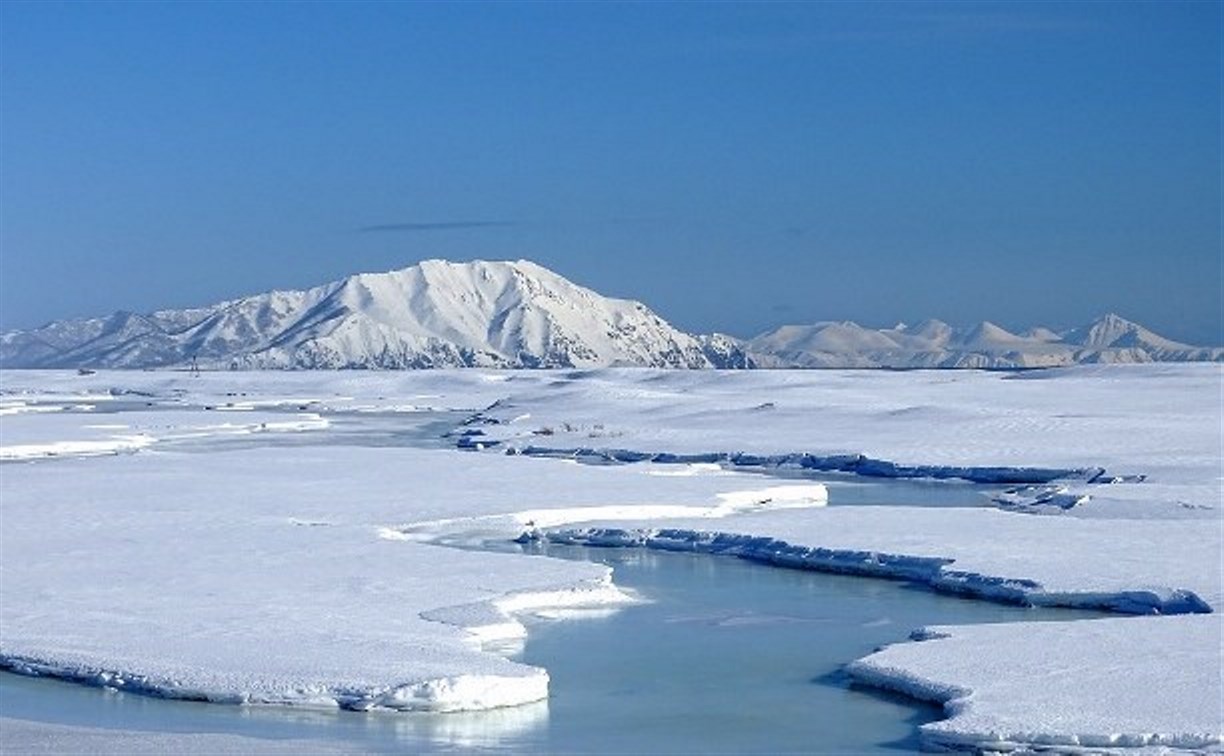 У юго-восточного побережья Сахалина продолжает дрейфовать лед