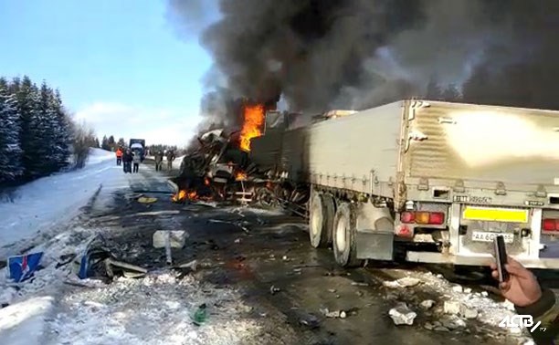 При столкновении грузовика и кран-балки в Макаровском районе погиб мужчина
