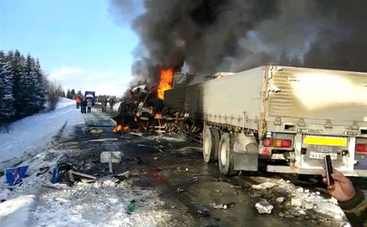 При столкновении грузовика и кран-балки в Макаровском районе погиб мужчина