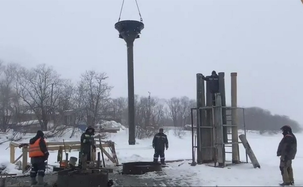 В Аниве устанавливают металлокаркас пешеходного моста к парку "Заречье"